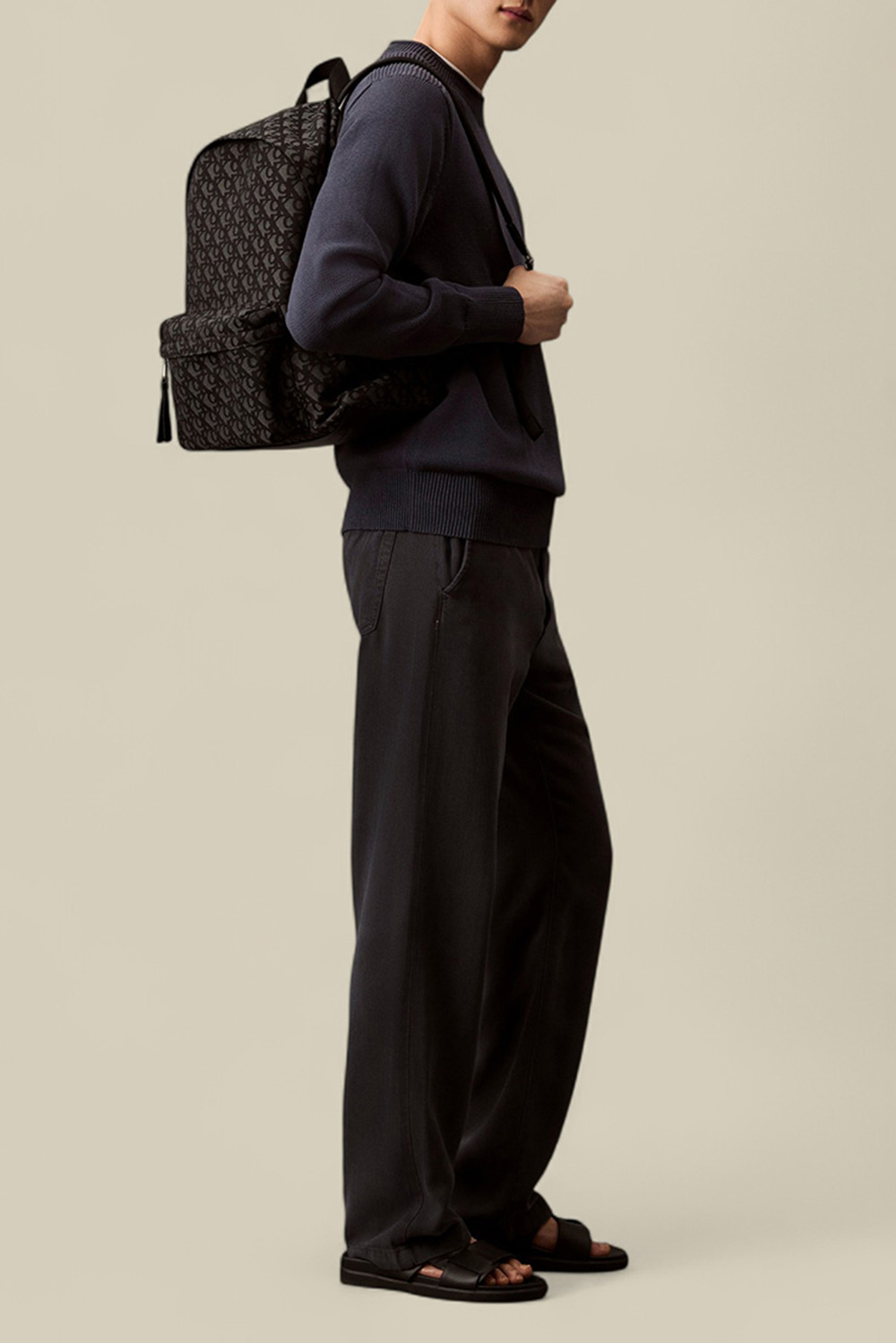 תמונת כל הלוק של תיק גב